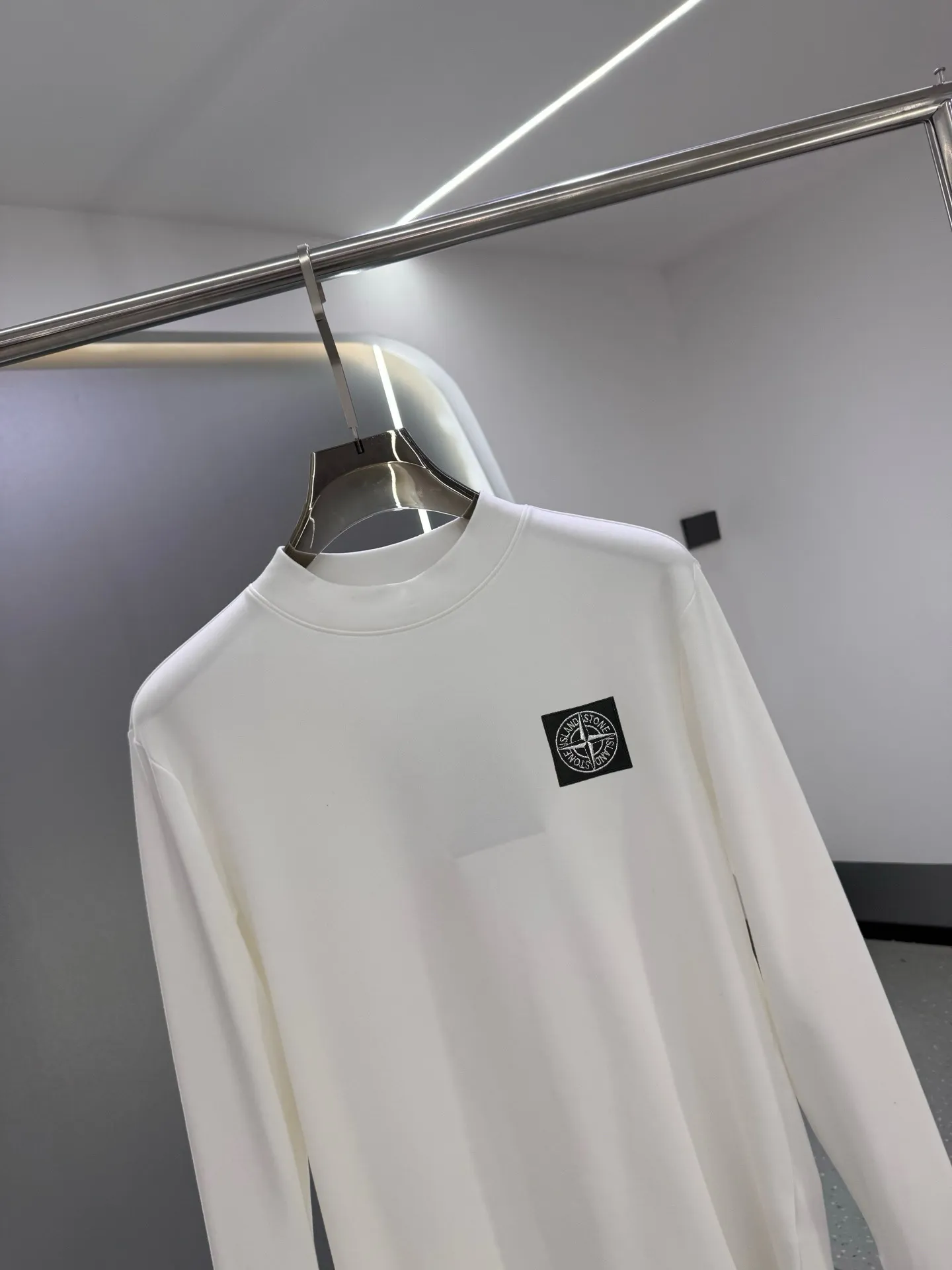 P220 Stone Island 2025 autumn and winter men's latest trade order mid-collar bottoming shirt, in full condition! ! Designed with logo embroidery! Customized 100% pure cotton fabric! Weighing 330g, the upper body is comfortable and breathable, not stiff, and has a rich three-dimensional feel overall. It is a quality export order that meets the simple needs of commuters. The upper body effect is very good, slimming, and not picky about the figure. The fabric workmanship is impeccable. Black White Size: XS-2XL